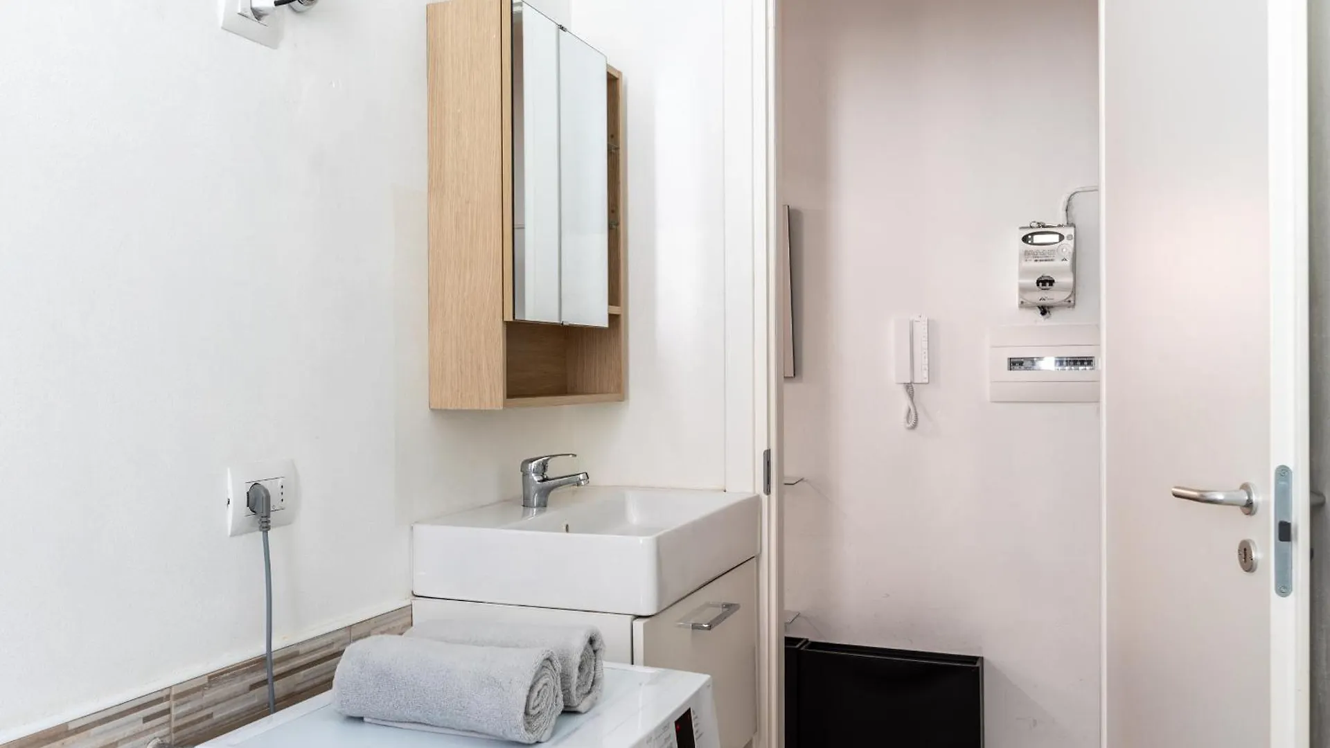 Apartment Bicocca Elegant Sweet Home Suite - Milan, 20 Minutes Duomo Italy
